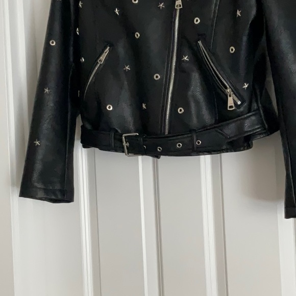 VIGOSS.  NWT   FAUX LEATHER  MOTO STYLE  BLACK STAR STUDDED JACKET - Picture 3 of 6